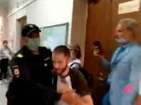 Нападение на корреспондента "Медиазоны" Давида Френкеля на избирательном участке N2191 в Санкт-Петербурге