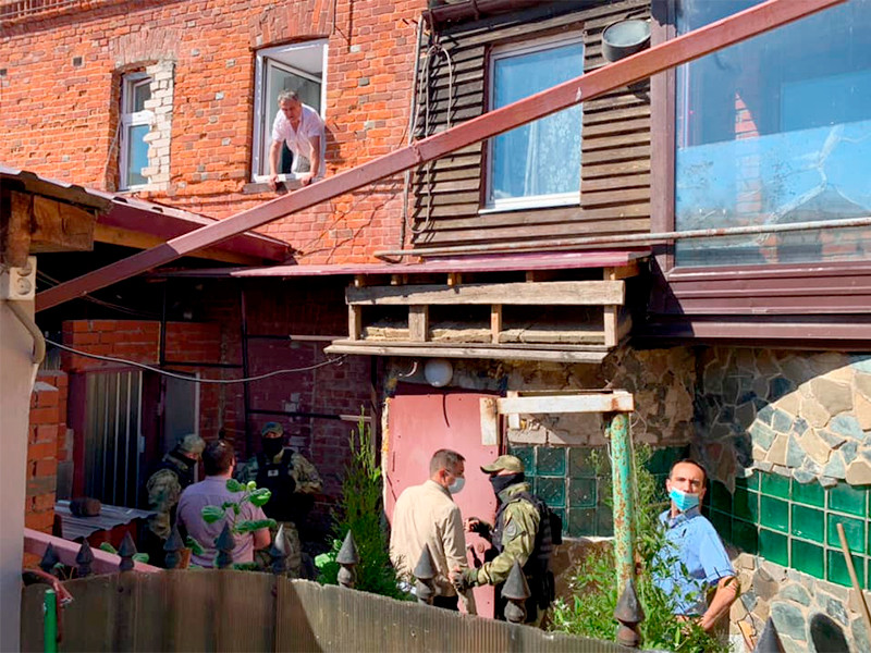 В Казани силовики сорвали лекцию об общественном контроле за государственными закупками, которая проходила в штабе проекта "Объединенные демократы", и задержали 17 человек
