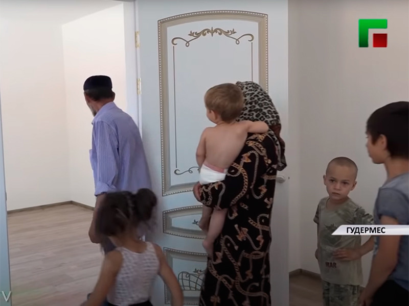 Власти Чечни подарили новый дом семье мужа Мадины Умаевой, умершей и спешно похороненной в Гудермесе