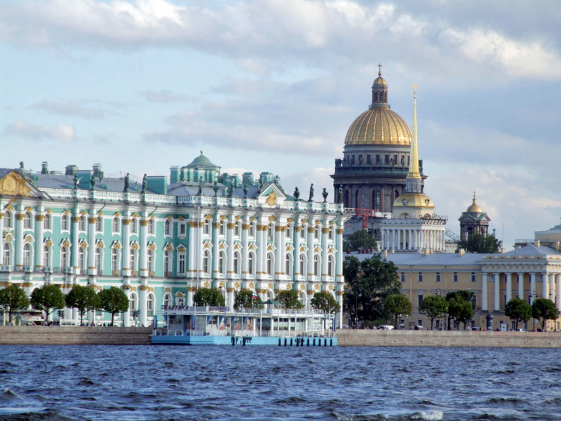 В Санкт-Петербурге с 27 июля открываются торговые комплексы и основные залы заведений общепита