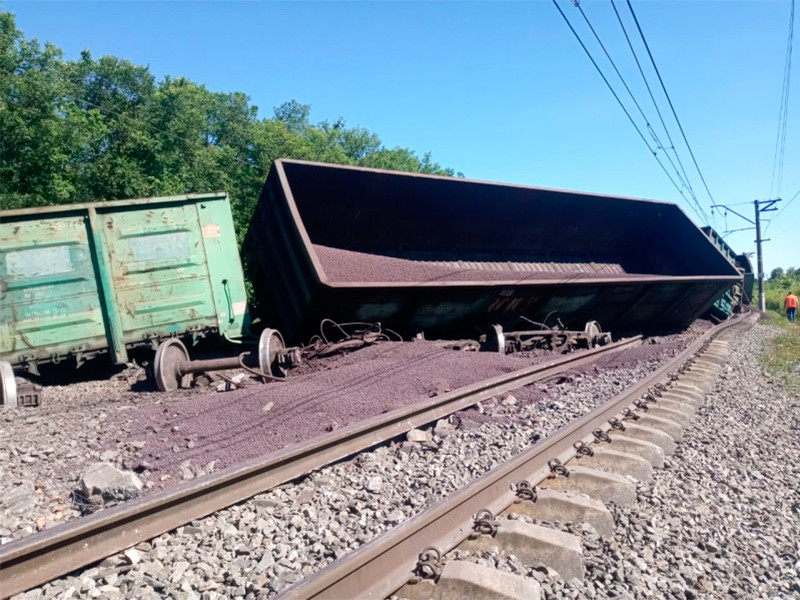 22 вагона грузового поезда с окатышем сошли с рельсов на перегоне станции Щекино-Лазарево в Тульской области

