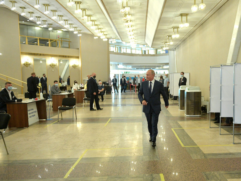 Президент России Владимир Путин пришел 1 июля на избирательный участок, чтобы отдать свой голос в рамках общероссийского голосования по поправкам в Конституцию