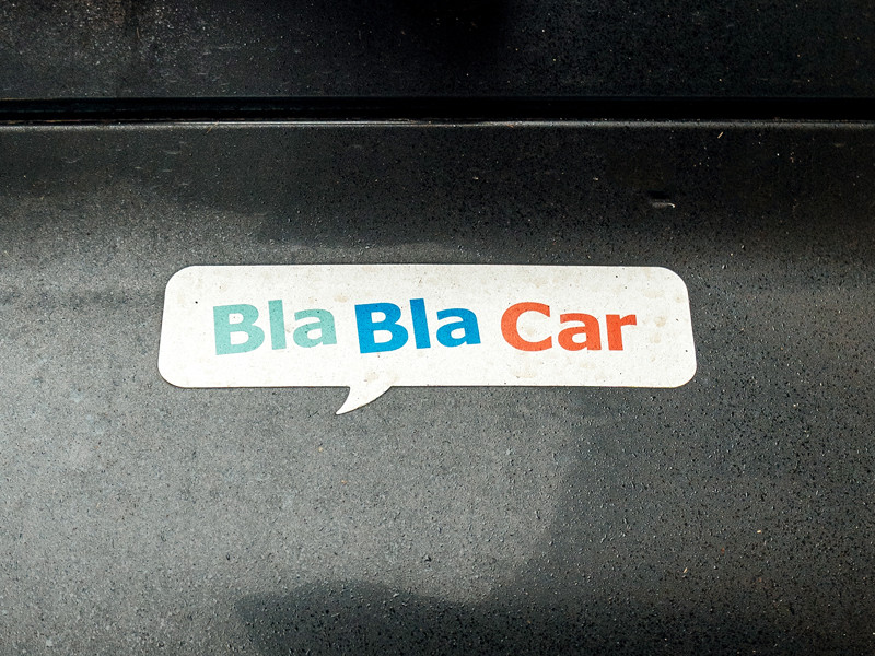 В Краснодарском крае полиция проводит проверку после того, как водитель сервиса BlaBlaCar, ехавший в Сочи, выволок пассажирку с детьми из машины и оставил на трассе