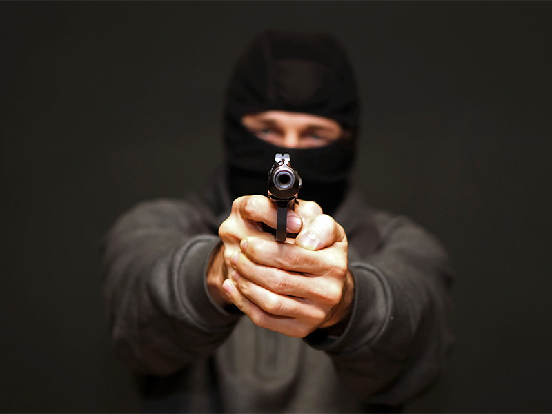 Вооруженный мужчина со стрельбой ограбил банк в Санкт-Петербурге, похитив 4 миллиона рублей