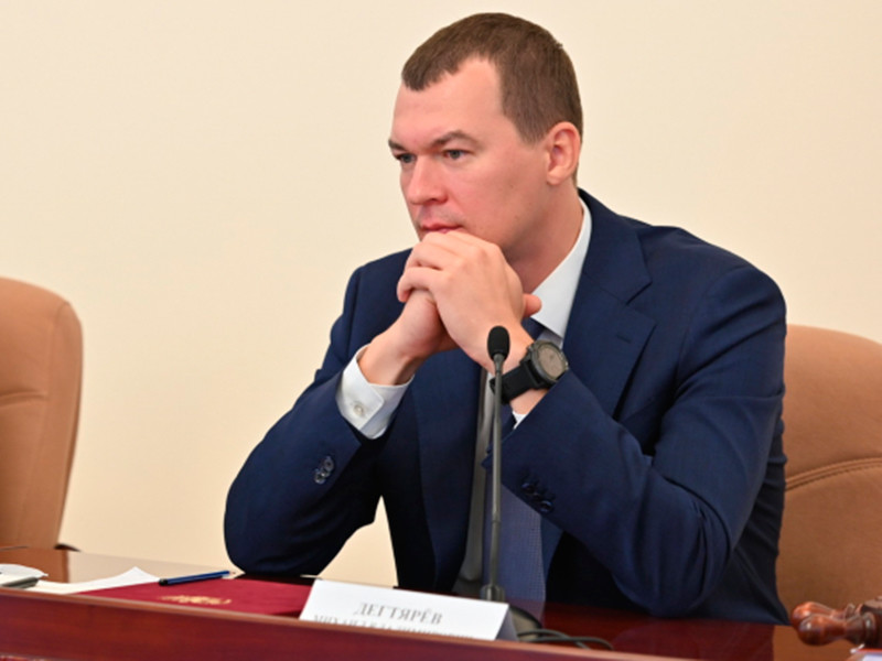 Временно исполняющий обязанности губернатора Хабаровского края, депутат от ЛДПР Михаил Дегтярев заявил, что не уедет в Москву, как того требуют митингующие, "потому что работать надо"