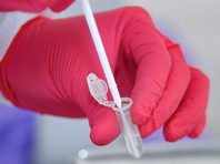 Сейчас в московских поликлиниках можно бесплатно сдать тест на коронавирус, для которого берется мазок из носа и ротоглотки, и тест на антитела, которое проводится по крови из вены