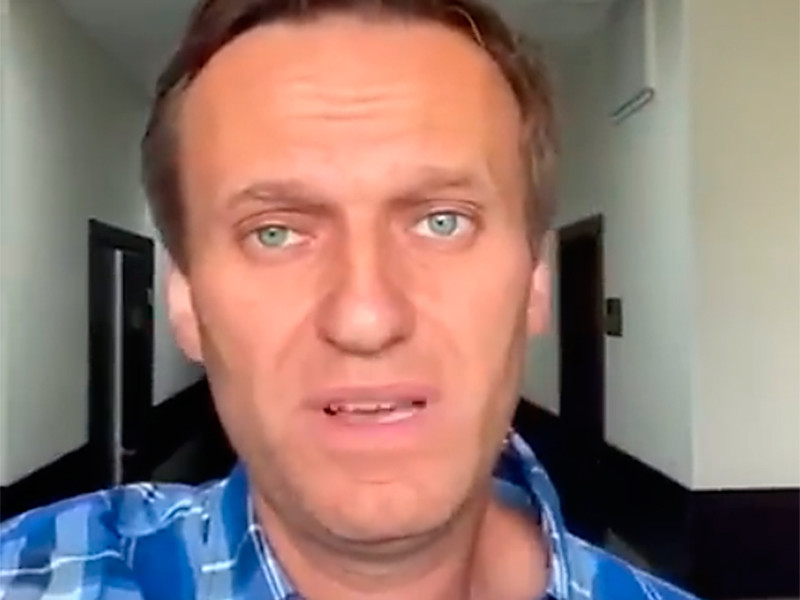 Алексей Навальный утром в пятницу был вызван по этому делу на допрос, с него взяли подписку о невыезде. "Допрос провели. Личный обыск провели. Едем сейчас на два обыска в квартирах", - написал политик