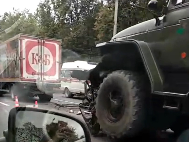 Водители автомобилей "Нива" и Hino погибли в ДТП с участием грузовиков военной колонны на трассе М-8 "Холмогоры" в Ярославской области