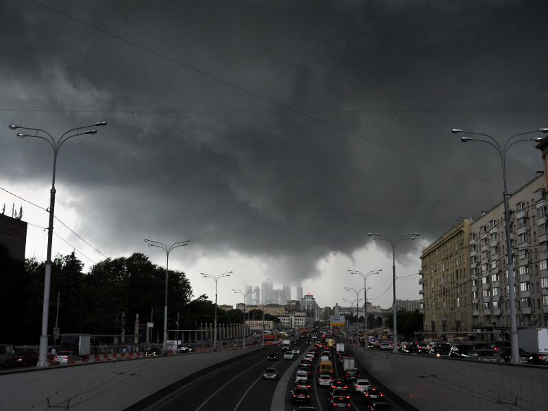 На Москву надвигаются дождь, гроза и град. Прекращают работу кафе и рестораны с летними верандами