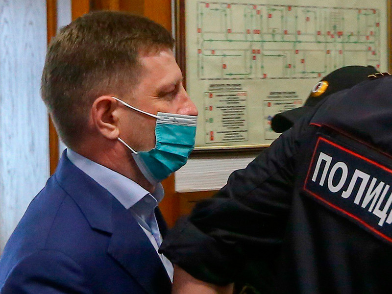 Арестованный губернатор Хабаровского края Сергей Фургал, который, как еще недавно сообщалось, не знает о митингах в свою поддержку, не одобряет "таких массовых выступлений", заявил его адвокат