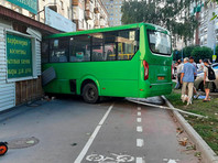 По данным полиции, автобус, следовавший по маршруту N 62, на Ямской улице съехал с дороги, сбил дорожный знак, а затем въехал в фасад здания. В результате ДТП пострадали шесть пассажиров автобуса, в том числе десятилетний ребенок. Все пострадавшие находились в автобусе, всего в нем было 18 пассажиров
