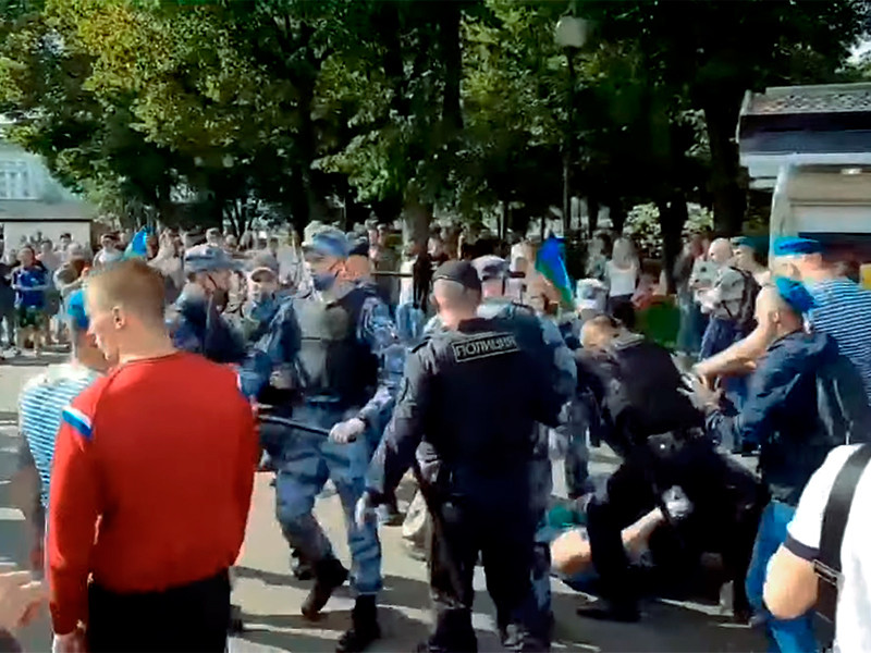 В московском парке Горького между бойцами Нацгвардии и отмечающими день ВДВ десантников произошло столкновение
