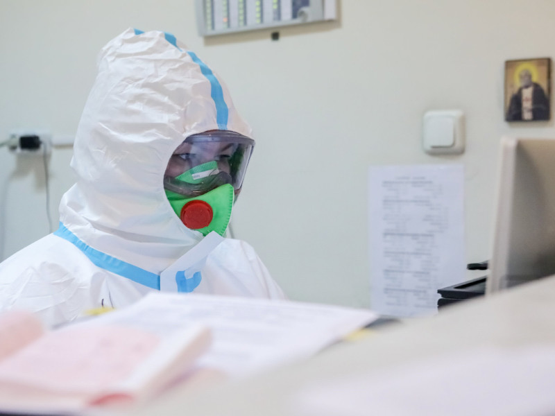 В России впервые с конца апреля отмечено менее 5 тысяч новых случаев COVID-19 за сутки