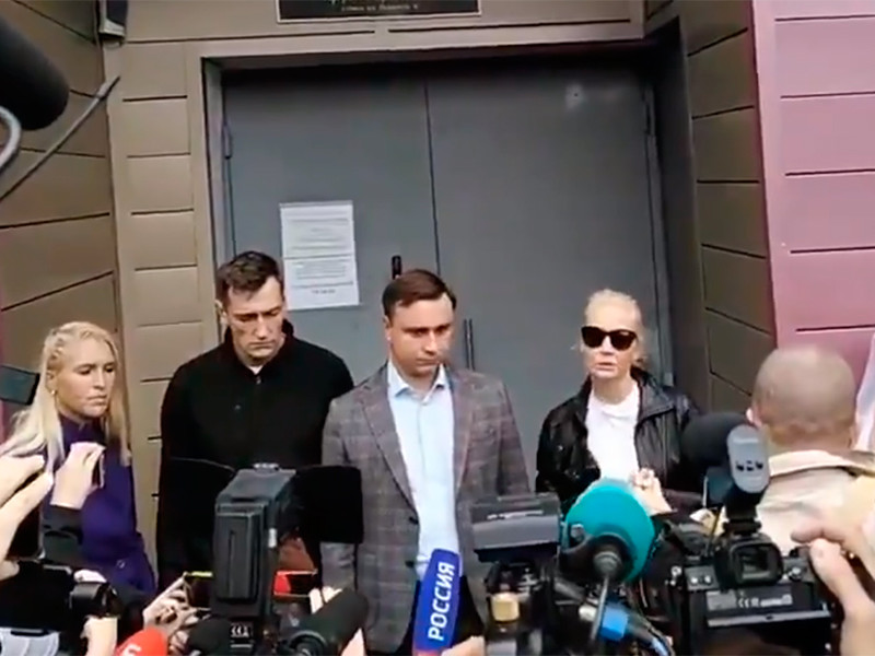 Супруга оппозиционера Юлия Навальная в письменной форме обратилась к президенту РФ Владимиру Путину с требованием разрешить ей вывезти находящегося в бессознательном состоянии мужа в Германию на лечение