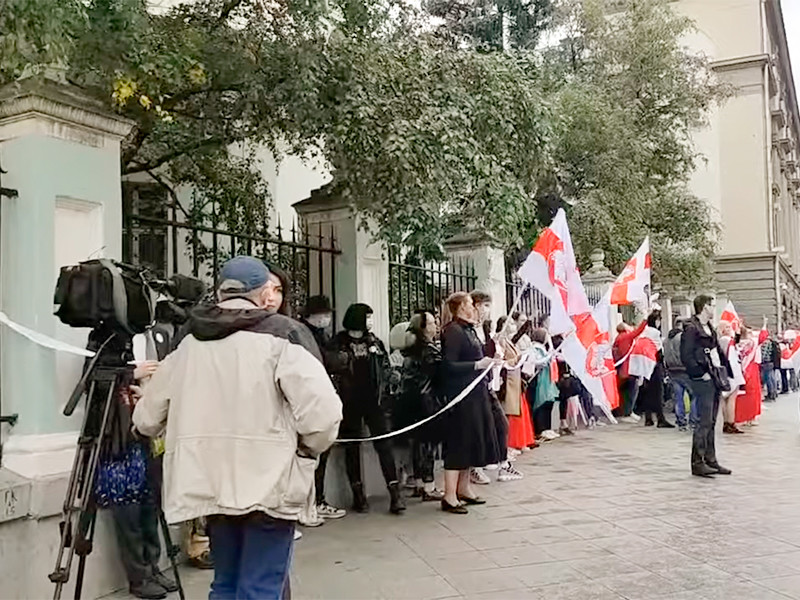 В воскресенье в Москве у посольства Белоруссии начались акции сторонников белорусской оппозиции, а также их идейных оппонентов

