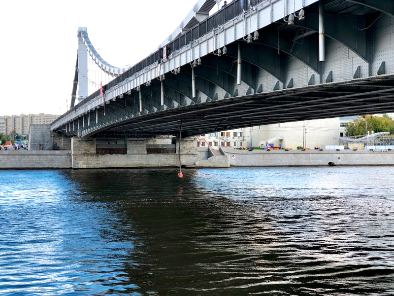В Москве баржа с подъемным краном повредила Крымский мост