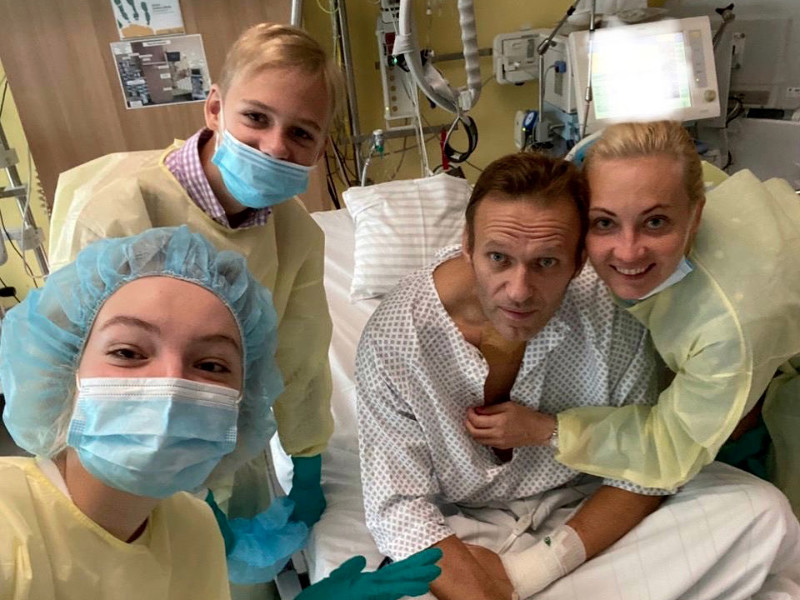 Навальный опубликовал фотографию с супругой Юлией и детьми из больничной палаты