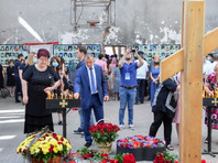 Трехдневная вахта памяти по погибшим 16 лет назад во время штурма школы N1 Беслана, захваченной террористами 1 сентября, началась в Северной Осетии в 09:15 - в момент, когда в 2004 году раздался первый выстрел террористов