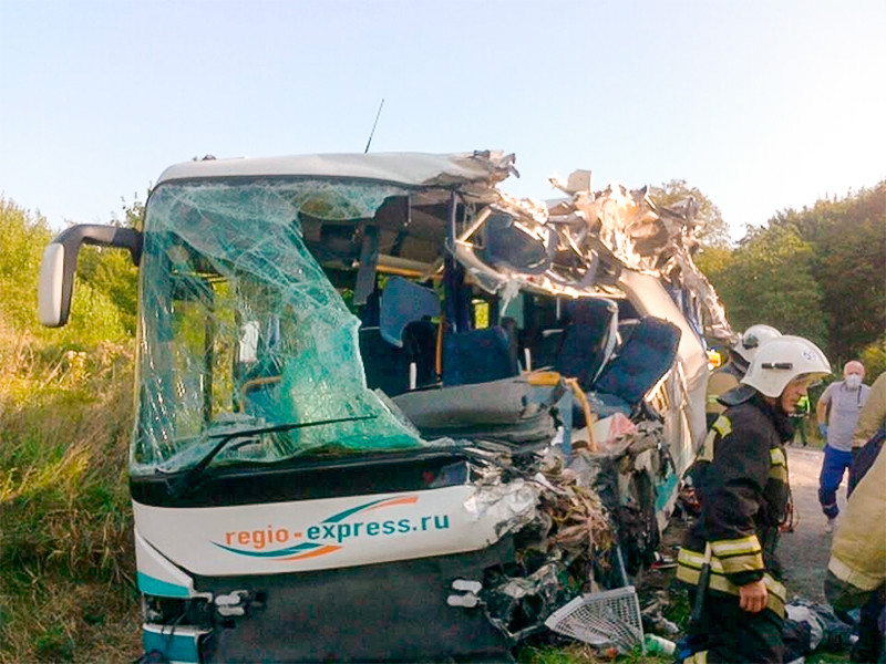 По данным пресс-службы ГУ МЧС РФ по Калининградской области, столкновение с рейсового автобуса N 120 и грузовика произошло возле поселка Круглово около 10:20 (время местное)
