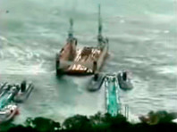 Во Владивостоке плавучий док сорвало с креплений и понесло ветром на корабли и подводную лодку