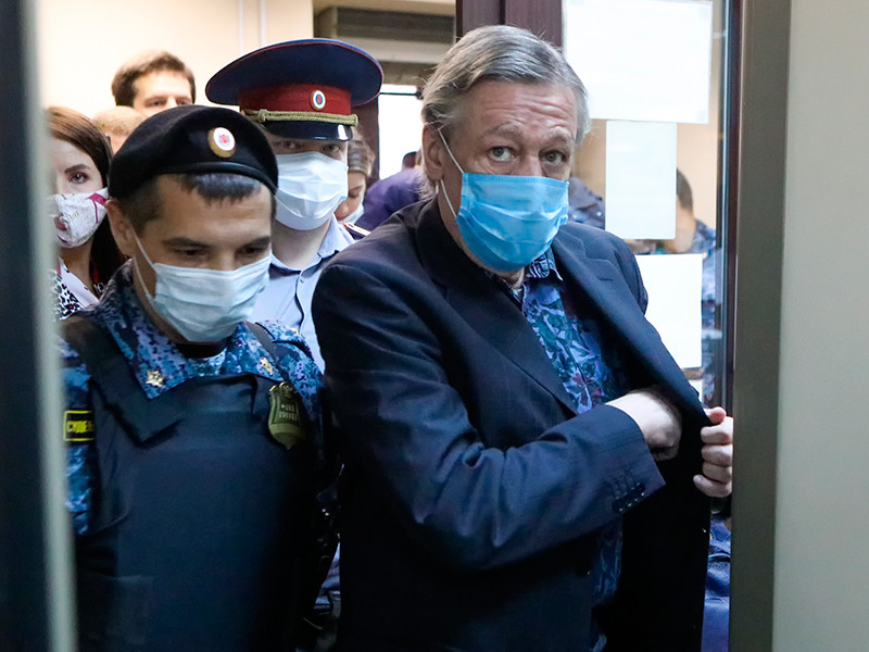 Михаила Ефремова признали виновным в ДТП в центре Москвы
