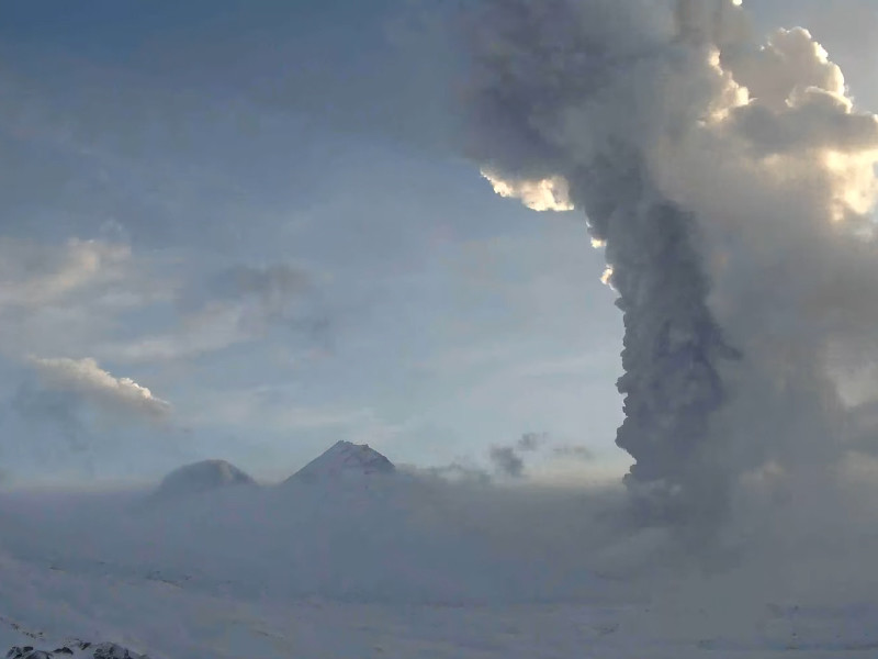 На Камчатке вулкан Безымянный выбросил столб пепла высотой до 9 км, припорошило два села