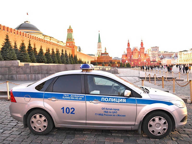 В Москве сотрудники полиции задержали на Красной площади девушку, гулявшую с красно-белым зонтом. Силовики посчитали, что он символизирует цвета оппозиционного флага Беларуси

