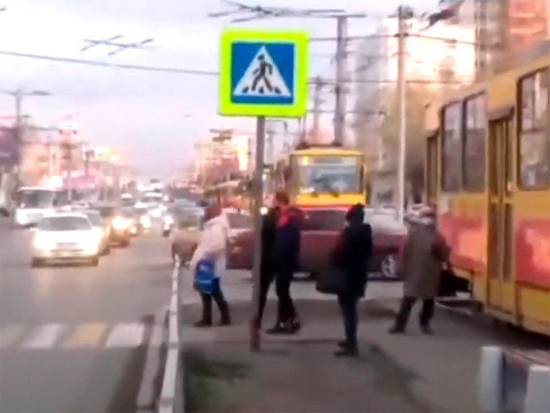 В Барнауле пассажиры без масок почти на два часа парализовали движение трамваев