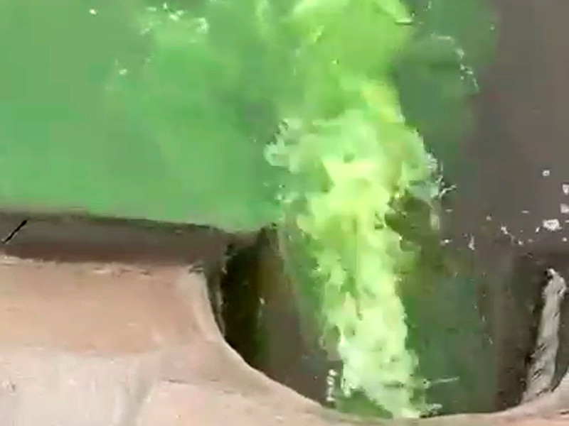 Неустановленная мутно-зеленая жидкость попала в Москву-реку из коллектора в районе Пречистенской набережной