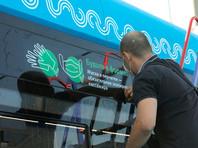 Размещение на электробусе наклеек с напоминанием о необходимости носить маски и перчатки в транспорте