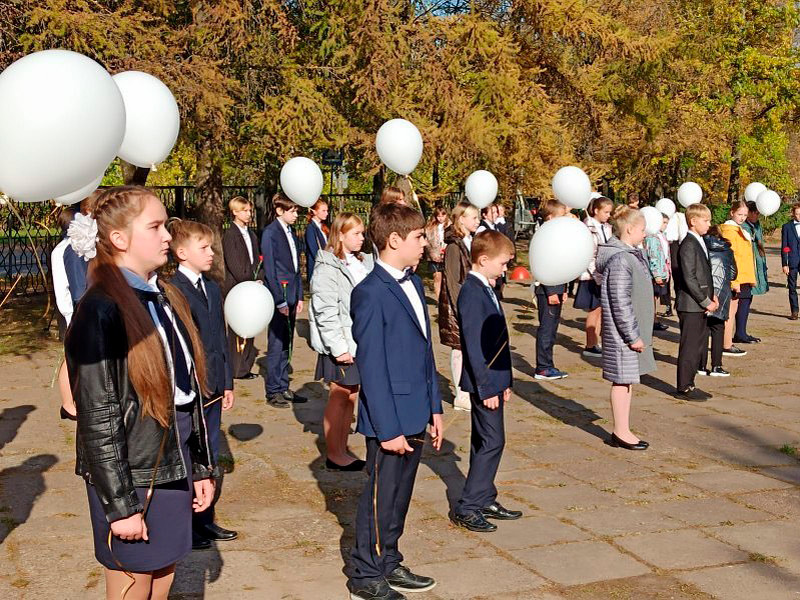 Накануне губернатор Псковской области Михаил Ведерников писал в Instagram, что 13 детей из разных классов почувствовали "серьезное недомогание": жаловались на головокружение, слабость, озноб, некоторые - на тошноту