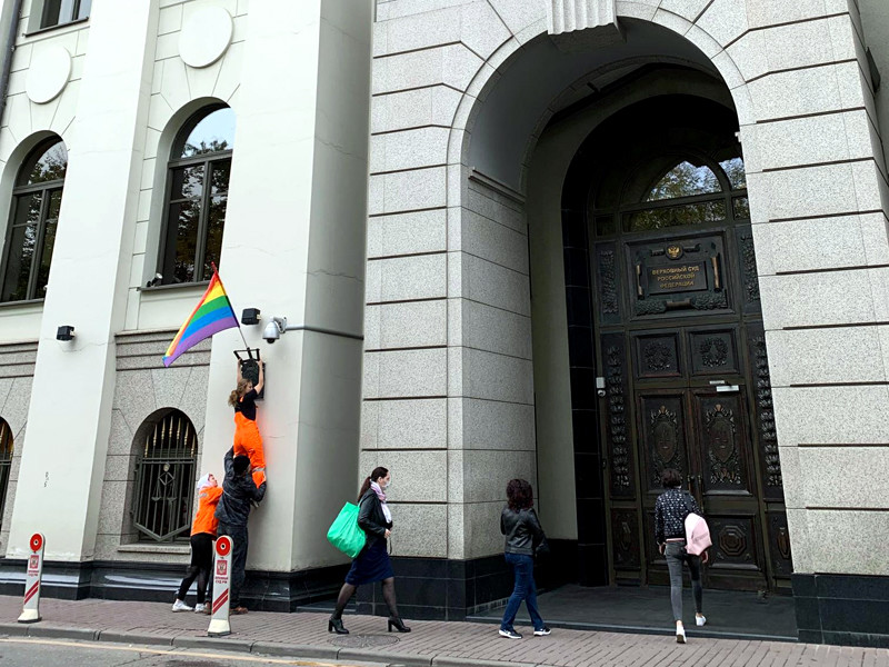 Участники группы Pussy Riot вывесили радужные флаги ЛГБТ-сообщества на зданиях ФСБ на Лубянке, администрации президента, Верховного суда, Министерства культуры и ОВД по району Басманный