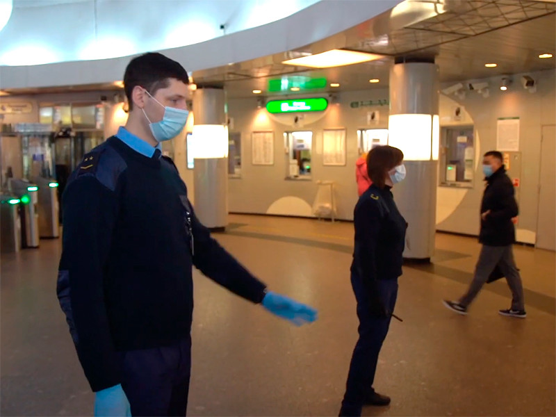Большинство пассажиров петербургского метрополитена соблюдают "масочный режим" при входе в подземку, но треть из них снимают маски, пройдя контроль на входе и оказавшись внутри