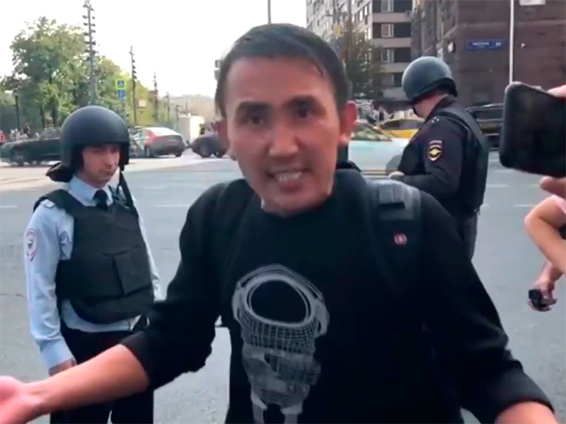 Следователи обнаружили в интернете видеоролик, на котором один из участников акции на Пушкинской площади 31 августа 2019 года критикует мирную форму протеста и говорит, что бороться с властью нужно "как на Украине"