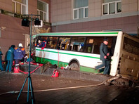 Рейсовый автобус врезался в здание Новгородского университета