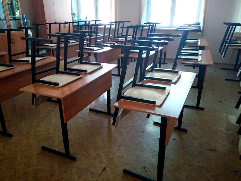 Дистанционное обучение для школьников 6-11 классов в Москве продлено до 22 ноября из-за ситуации с коронавирусом. Ученики младших классов ходят на очные занятия

