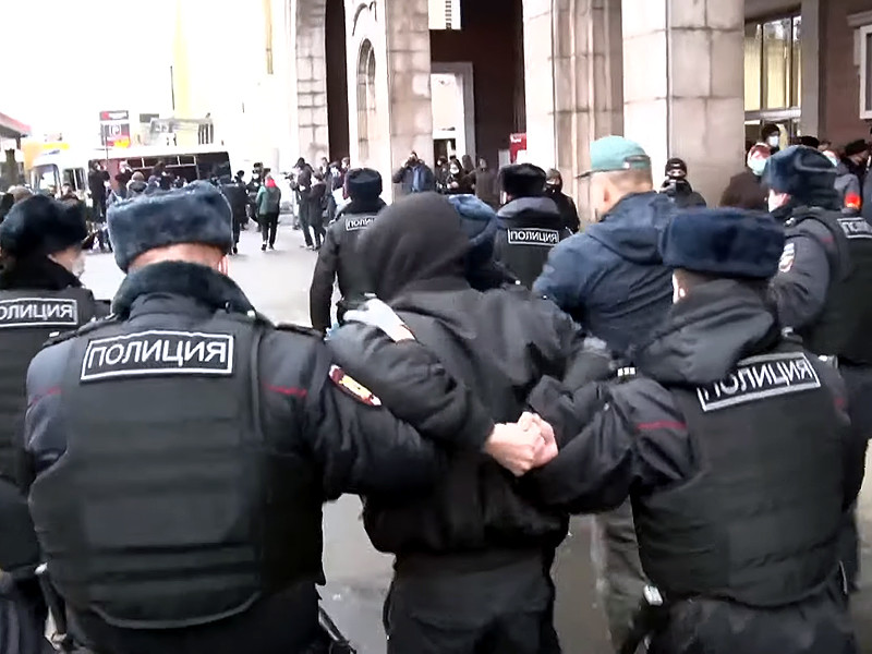 В Москве возле станции метро "Цветной бульвар" начались массовые задержания участников акции "Русский марш"