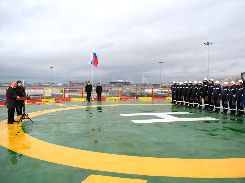 Торжественная церемония поднятия государственного флага РФ на ледоколе "Виктор Черномырдин"