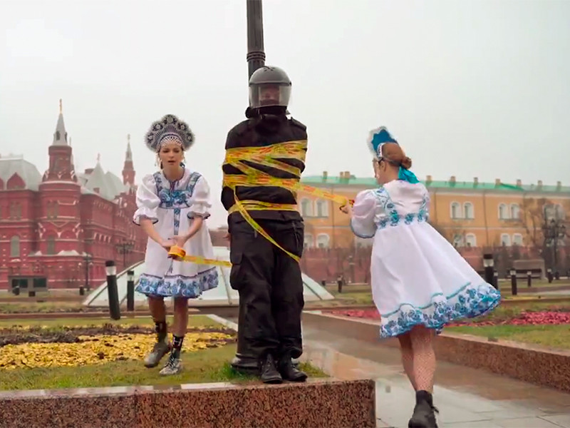 Участницы группы Pussy Riot провели возле Кремля акцию против полицейского насилия. Мария Алехина и Рита Флорес, одетые в кокошники и русские народные платья, скотчем с надписью "Осторожно, хрупкое!" примотали к столбу на Манежной площади художника Фархада Исрафилли-Гельмана в форме омоновца
