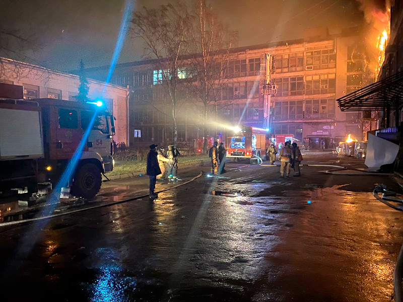 В Петербурге возник сильный пожар в здании электромеханического завода