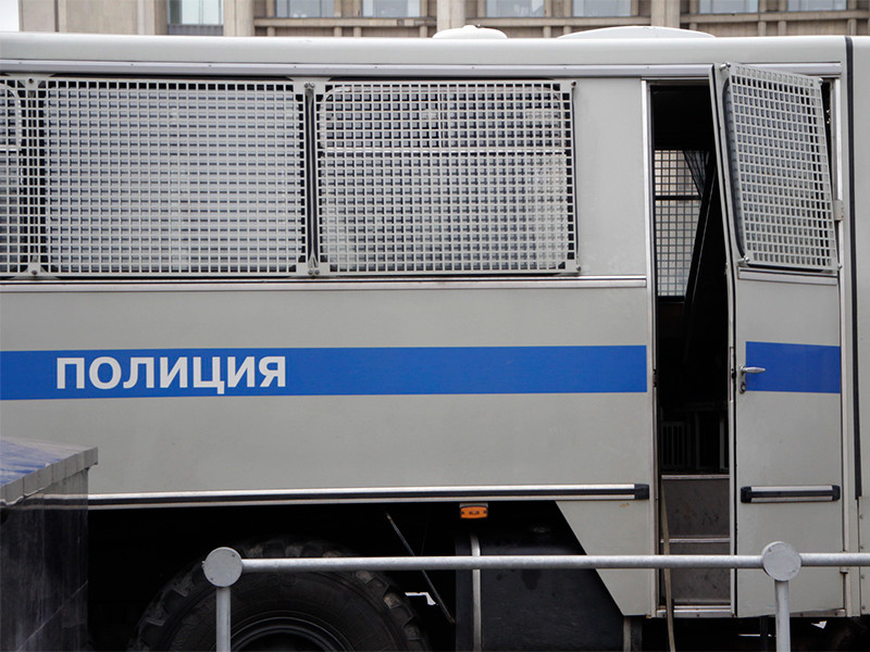 В Москве задержанных участниц пикета против домашнего насилия больше 10 часов продержали в полицейском автомобиле около спецприемника. Пятеро девушек провели в автомобиле всю ночь, хотя очереди из других арестованных перед ними не было