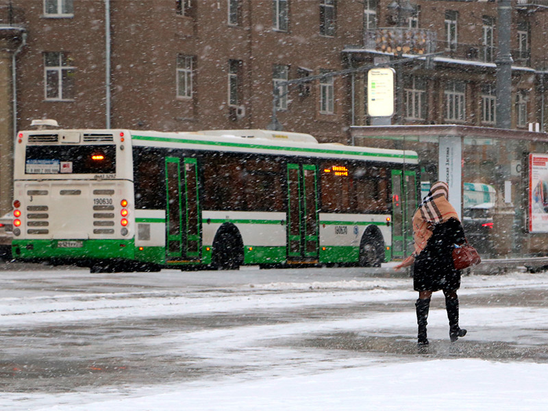 В Москве из-за начавшегося снегопада на улицы города коммунальщики вывели спецтехнику, по прогнозам синоптиков, осадки будут идти в столице, как минимум, до полудня понедельника

