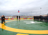 Торжественная церемония поднятия государственного флага РФ на ледоколе "Виктор Черномырдин"
