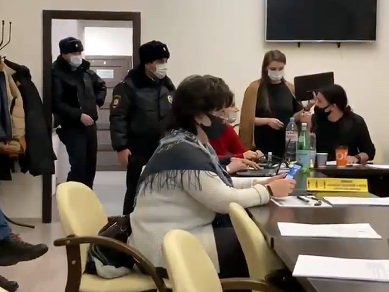Полиция в Санкт-Петербурге приехала на заседание совета муниципального образования "Смольнинское" после звонка о том, что депутат от "Яблока" Никита Юферев порвал портрет "неизвестного, похожего на Владимира Путина"
