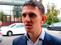 В Казани полицейский задержал пикетчика на время проведения "экспертизы плаката" по фото в Центре "Э"
