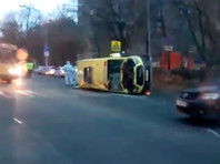 Авария произошла в понедельник около 16:00 на пересечении улиц Братиславская и Гагарина. Столкнулись автомобиль скорой, доставлявший тяжелого больного с коронавирусной инфекцией в больницу, и автомобиль Renault Logan