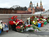 Возложение цветов на месте убийства Бориса Немцова на Большом Москворецком мосту, февраль 2019 года