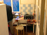 Как сообщается на сайте СУ СК по Свердловской области, ночью 7 ноября в полицию сообщили о четырех телах с огнестрельными ранениями в квартире дома на Социалистической улице. Следователи изъяли с места трагедии охотничий карабин "Сайга"

