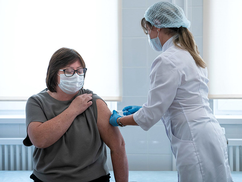 О готовности сделать себе прививку от коронавируса в рамках бесплатной и добровольной вакцинации заявила только треть опрошенных россиян (36%), еще 59% не готовы прививаться