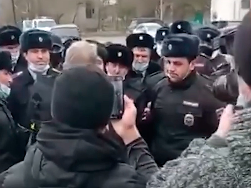 Полицейские в Дагестане вышли на несанкционированную акцию после ареста экс-начальника полиции, обвиняемого в терактах в Москве